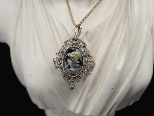 beeld-met-ketting-close-up3