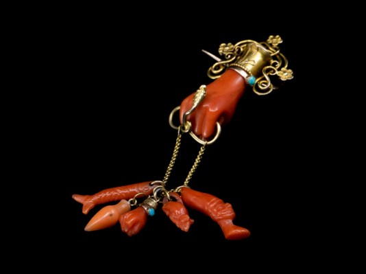 gouden-geluksbroche-met-bloedkoraal-close