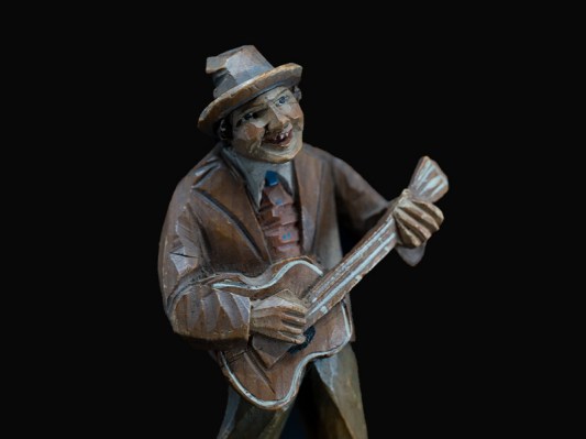 man-met-gitaar-2-close-up