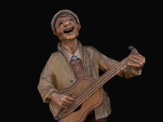 man-met-gitaar-3-colse-up